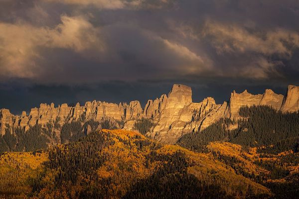 Jaynes Gallery 아티스트의 USA-Colorado-Uncompahgre National Forest Panoramic autumn view of Cimarron Mountains at sunset작품입니다.